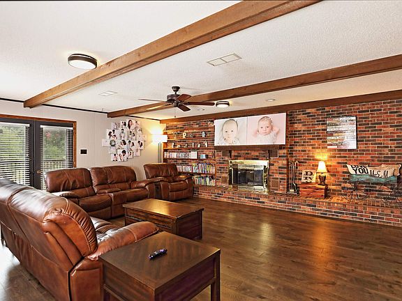 3rd image of 8403 Victoria Dr