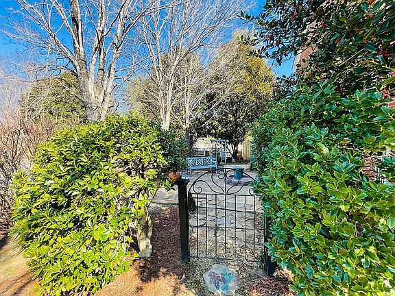4th image of 508 Essex Park Cir