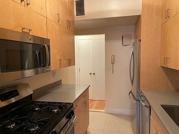 4th image of 60 W 57th St APT 19K