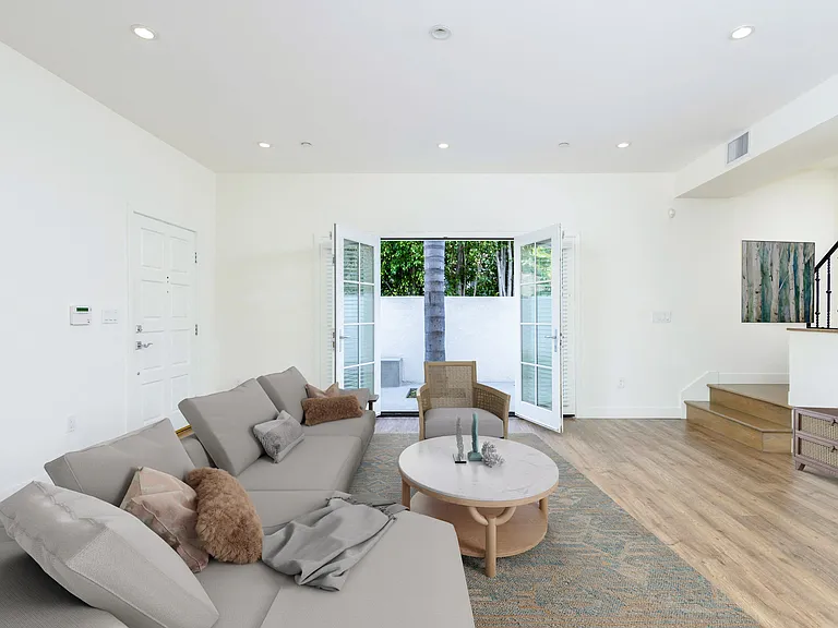 128 S Canon Dr — Photo 13