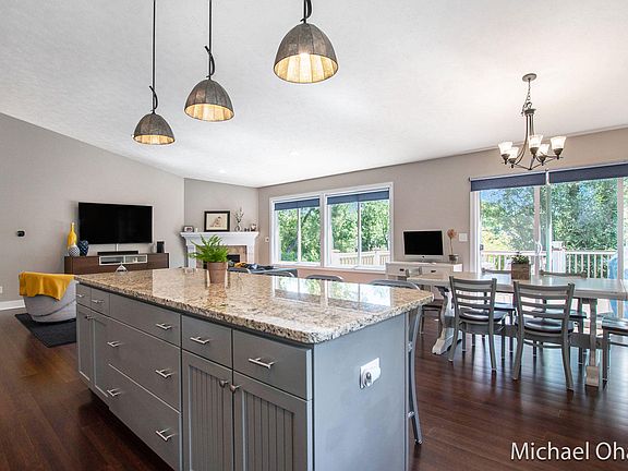2nd image of 114 Wyndhurst Ct NE