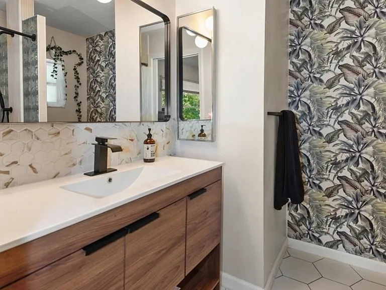 2431 N Westwood Dr — Photo 11
