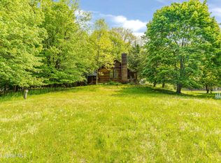 8 Autumn Ln W, West Sand Lake, NY 12196