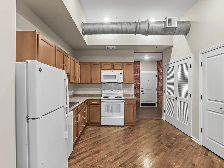 Lombard Commons — Photo 11
