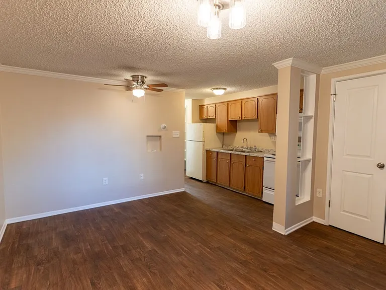 Knollwood and Tanglewood Apartments — Photo 8
