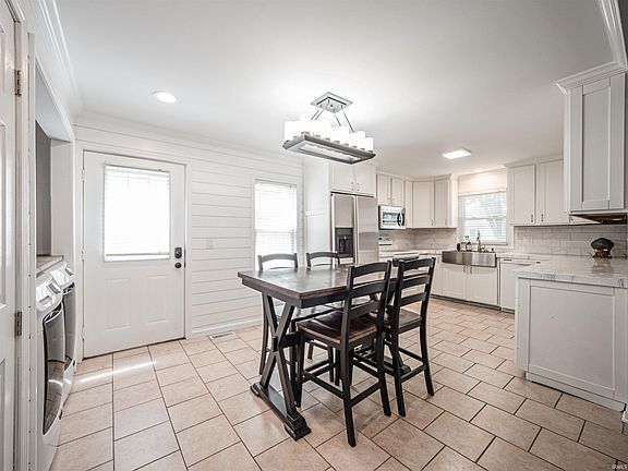 5th image of 1520 S Saint James Blvd