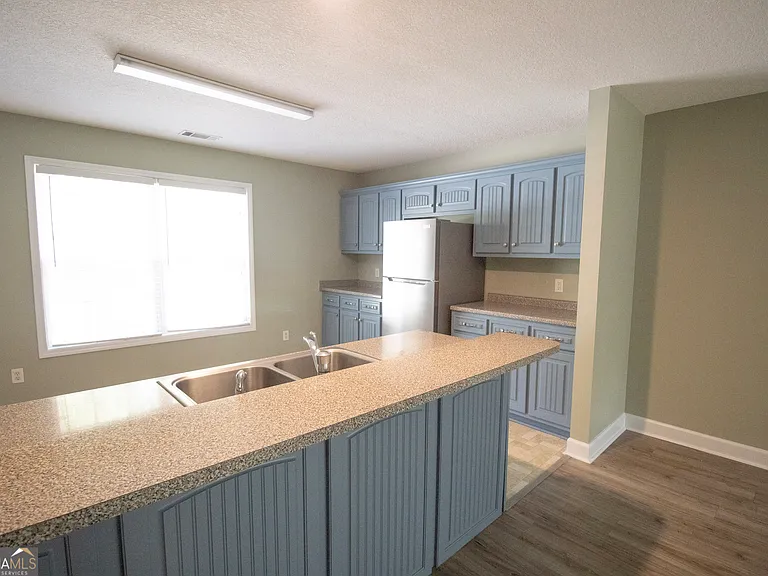 305 Sterling Ct — Photo 5