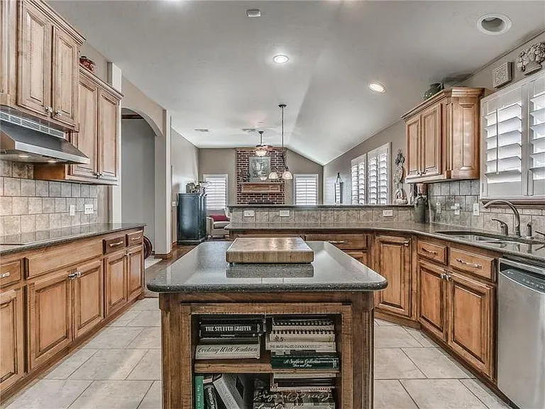 1304 Fairsted Ct — Photo 7