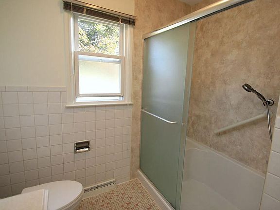 3rd image of 14 Pinehill Dr