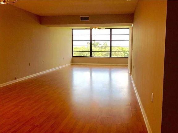 3rd image of 1504 Whitehall Dr APT 404