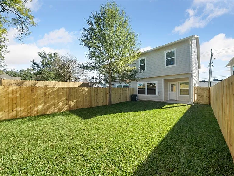 214 W Lewis St — Photo 12