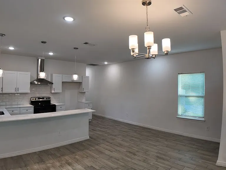4709 Lee St — Photo 4