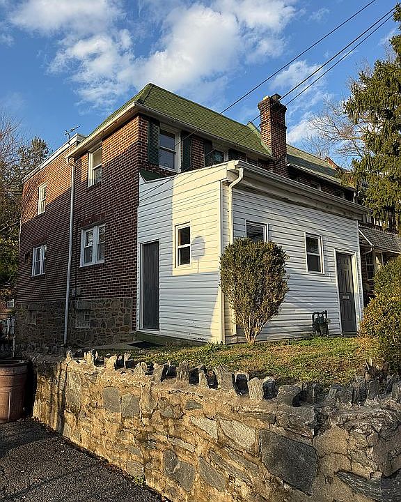 1st image of 216 E 24th St