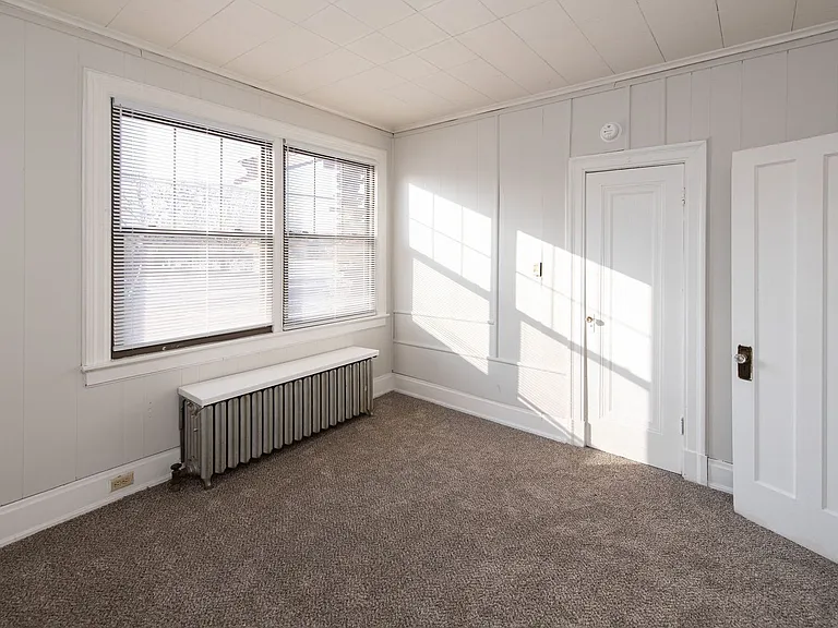 Beautifully updated Tudor style duplex. Upper unit. Large rooms. 2 balconies, private entry. Fenc... — Photo 23