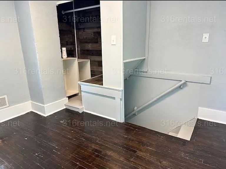 1118 S Hydraulic St — Photo 5