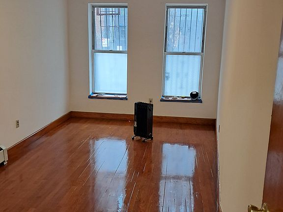 3rd image of 423 Lincoln Pl APT 5
