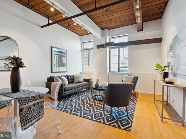 301 Race St APT 403, Philadelphia, PA 19106