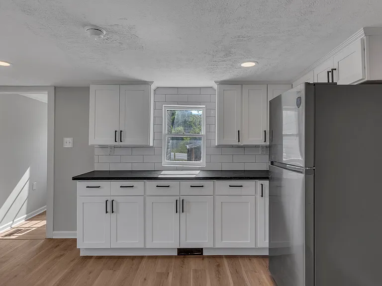242 London Rd — Photo 2