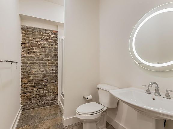2nd image of 300 W Jackson Ave #104