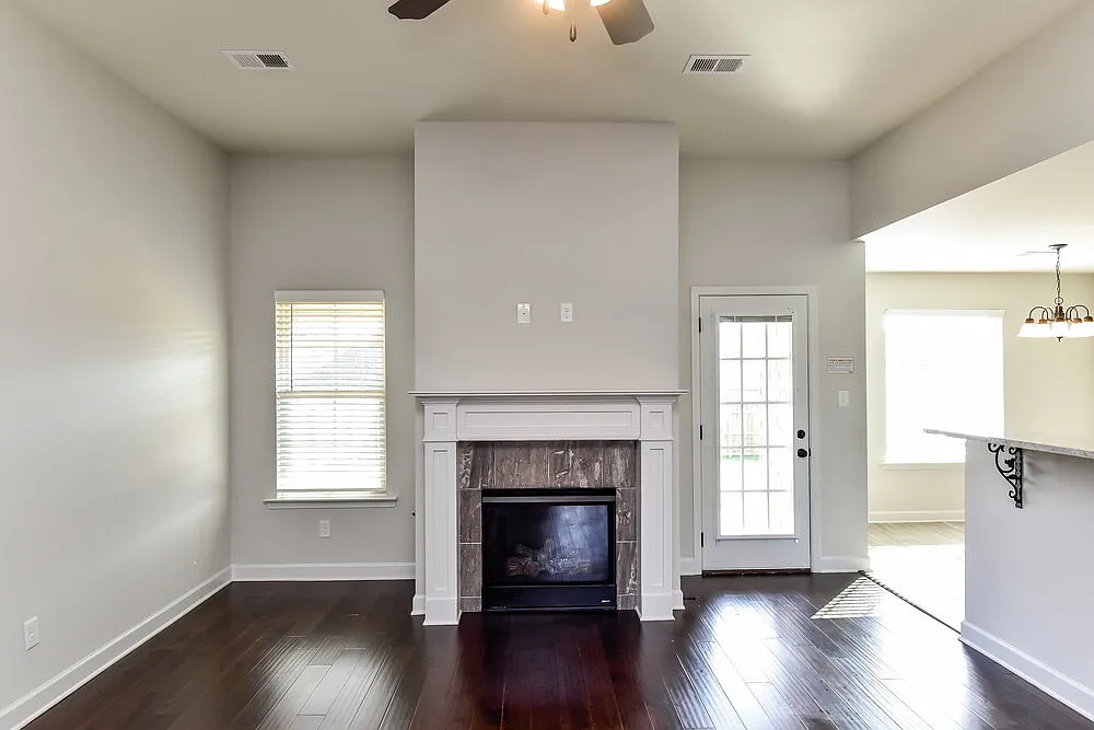 4 bed, 2.0 bath, 1979 sqft, $2,335 — Photo 3