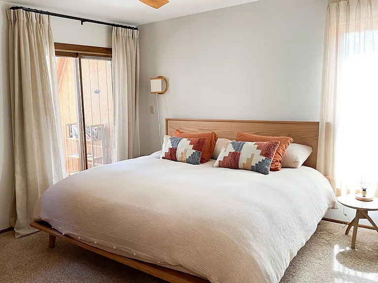Main suite with king size bed