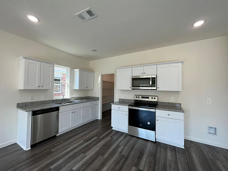 786 Yorkshire Dr — Photo 6