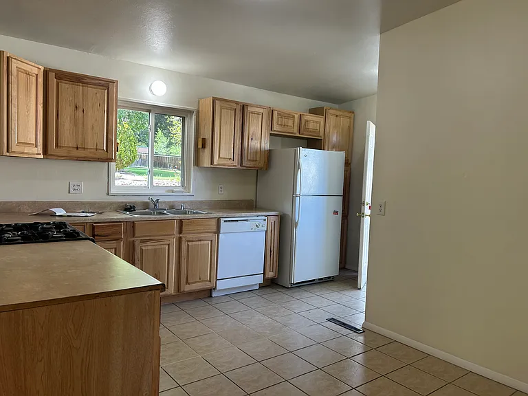 819 E Hills Rd — Photo 5