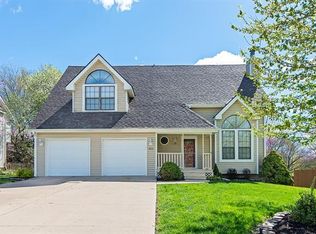 922 S Valley Dr, Lansing, KS 66043