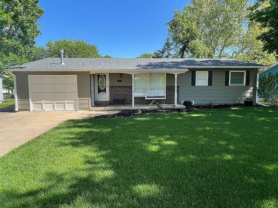 124 Willow, Hesston KS 67062