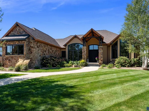 5905 S Grand Prairie Dr, Sioux Falls, SD 57108
