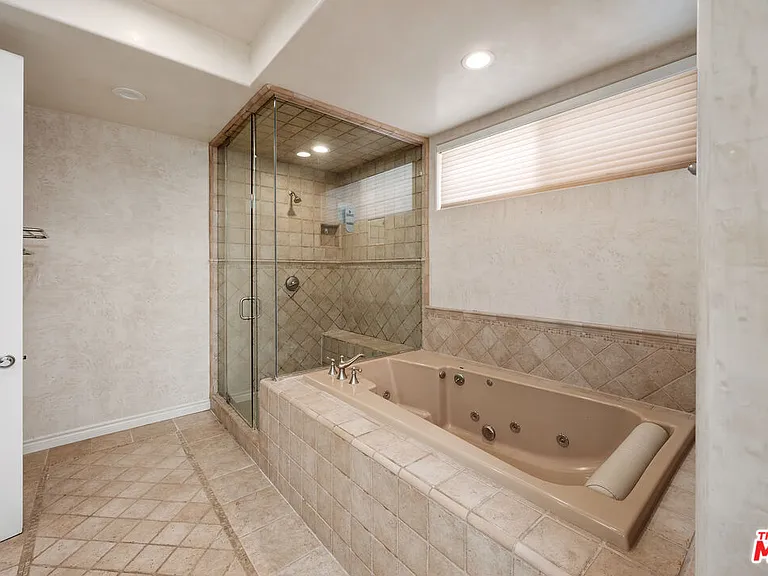 118 Channel Pointe Mall — Photo 15