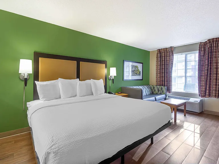 Deluxe Studio - 1 King Bed