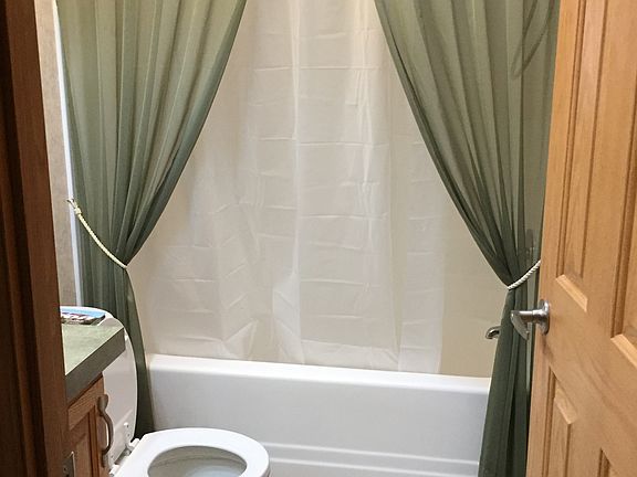 5th image of 207 Silver Maples Dr