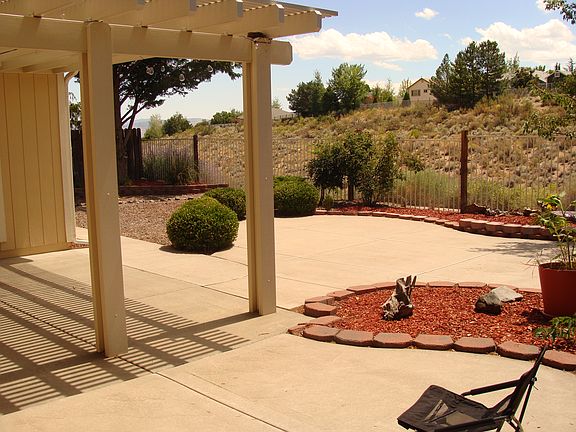 Canyon View Backyard: patios and pergola. Birdwatching and Big Sky Views!