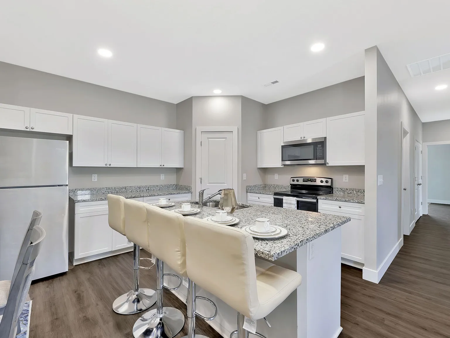 3 bed, $4,000 — Photo 4
