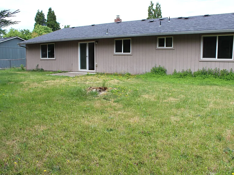 1892 NE Kathryn St — Photo 2