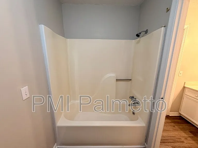 33 Chestnut Ferry Rd #202 — Photo 16
