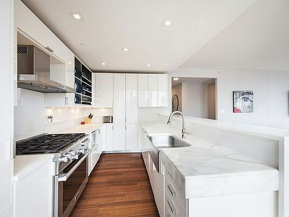 4th image of 60 Riverside Blvd APT 3402