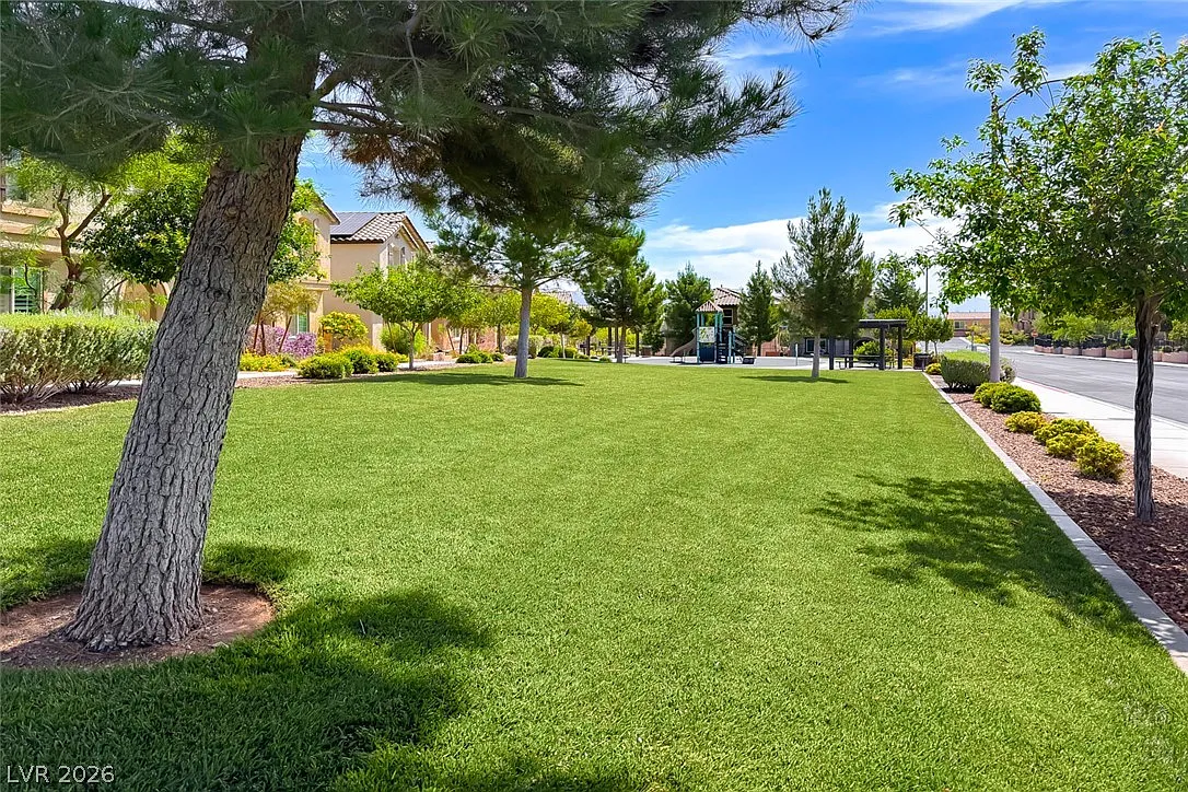 4 bed, 3.5 bath, 2521 sqft, $2,950 — Photo 2