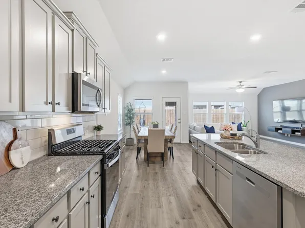 2933 Pinecrest Dr, Aubrey, TX 76227