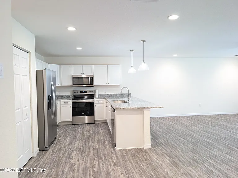 819 NE 10th St #1 — Photo 4