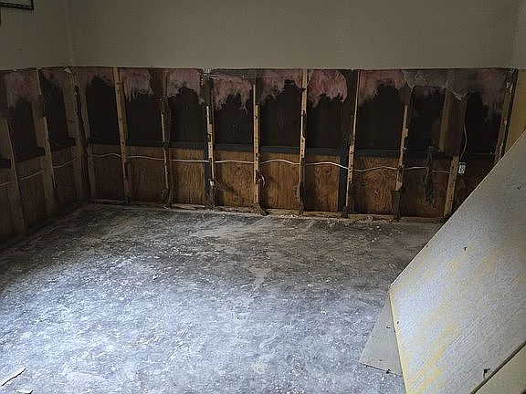3rd image of 465 NE 9th St