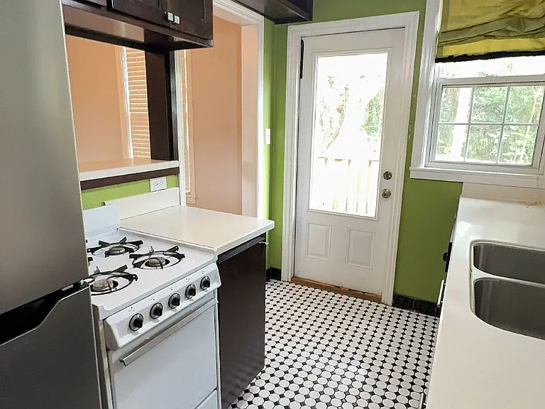 624 Glenview Dr — Photo 5