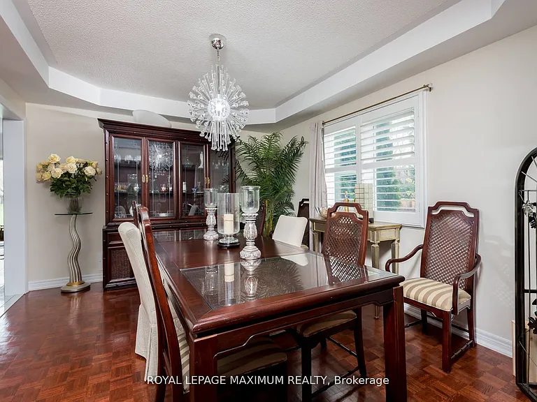 195 Gidleigh Park Cres W — Photo 5