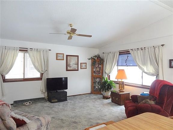 5th image of 922 Essex Ct