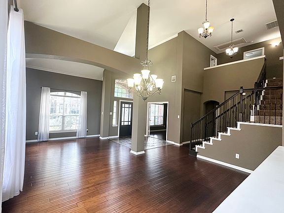 5th image of 806 Cascades Dr