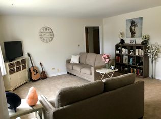 517 Broadway St APT B, Libertyville, IL