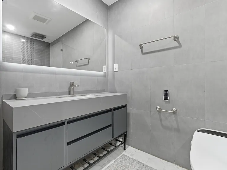 2210 NE 3rd Ave — Photo 33