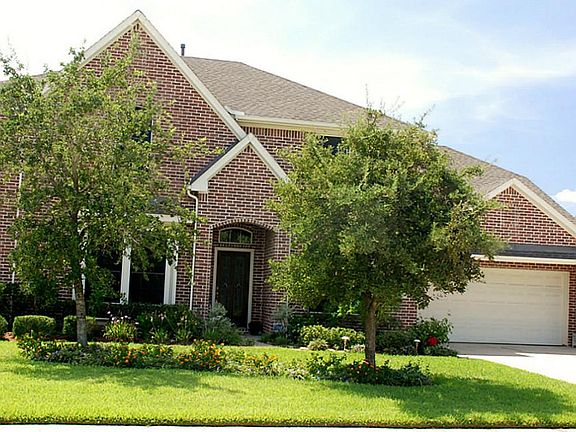 This home has been upgraded w/bamboo wood flooring, tankless water heater, double pane windows, sunscreens & reverse osmosis H2O filter,