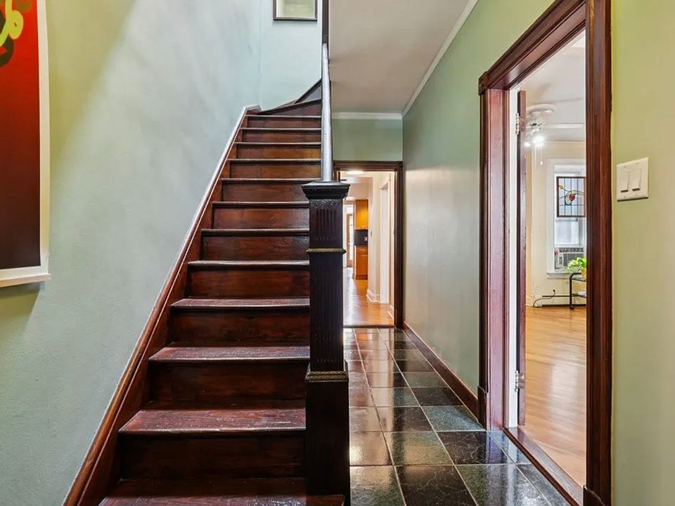 1st image of 389 Woodlawn Ave Floor 1